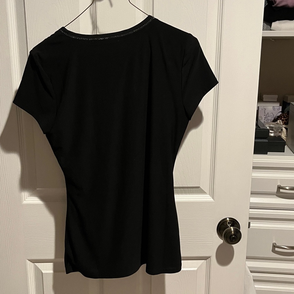 White House Black Market Black Ruched V-Neck Short Sleeve Tee with Trim - Picture 3 of 4